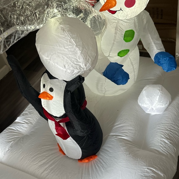 Inflatable Snowmen Throwing Snowball Christmas Winter Large Inflatable - Picture 14 of 16